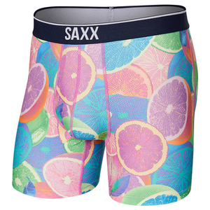 Herren-Sportboxershorts SAXX VOLT Boxer Brief mit leuchtenden Zitrusfrüchten.