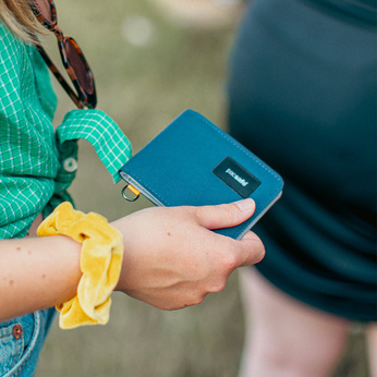 Portfel mały RFID Pacsafe - granatowy