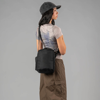 Torba na jedno ramię antykradzieżowa Pacsafe V - czarna