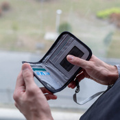 Portfel antykradzieżowy męski mały RFID Pacsafe V100 - czarny