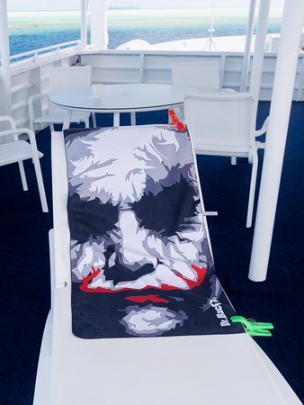 Dr.Bacty 70x140 beidseitig schnell trocknendes Handtuch - Joker Face