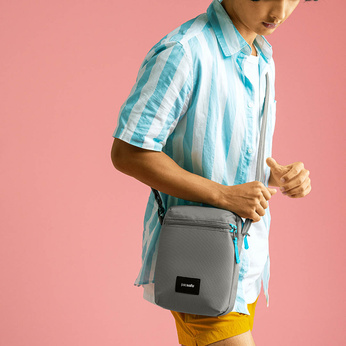 Torba miejska na ramię antykradzieżowa Pacsafe Go - szara