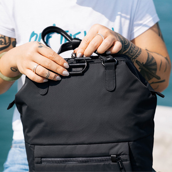 Kleiner diebstahlsicherer Damenrucksack Pacsafe Citysafe CX Econyl® – schwarz