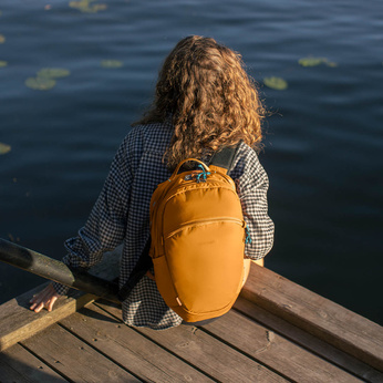 Wasserdichter, diebstahlsicherer Rucksack 18l Pacsafe ECO CX Econyl® - orange