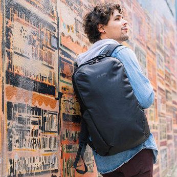 Plecak turystyczny antykradzieżowy na laptopa Pacsafe Vibe 24 l - czarny