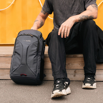 Plecak antykradzieżowy turystyczny Pacsafe Venturesafe EXP28 - ciemnoszary