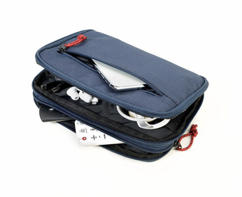 organizer für kabel TROIKA go urban tech pouch 2 - marineblau