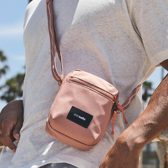 Torebka miejska na ramię antykradzieżowa Pacsafe Go - różowa