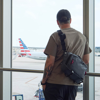 Torba miejska na laptopa antykradzieżowa Pacsafe EXP - ciemnoszara