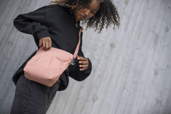 The foldable women's anti-theft handbag Pacsafe Citysafe CX Econyl® - pink.