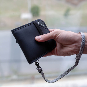 Portfel antykradzieżowy męski mały RFID Pacsafe V100 - czarny