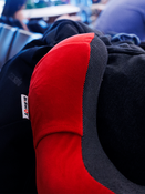 Poduszka podróżna na szyję Dr.Bacty - czerwona. Plus zatyczki do uszu i opaska na oczy